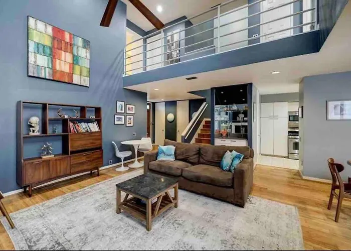 Spacious And Stylish Home In The Heart Of Houston