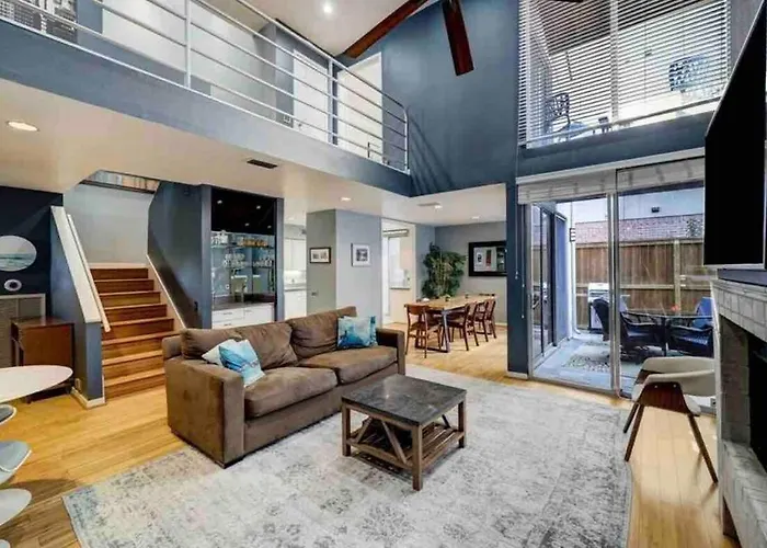 Spacious And Stylish Home In The Heart Of Houston