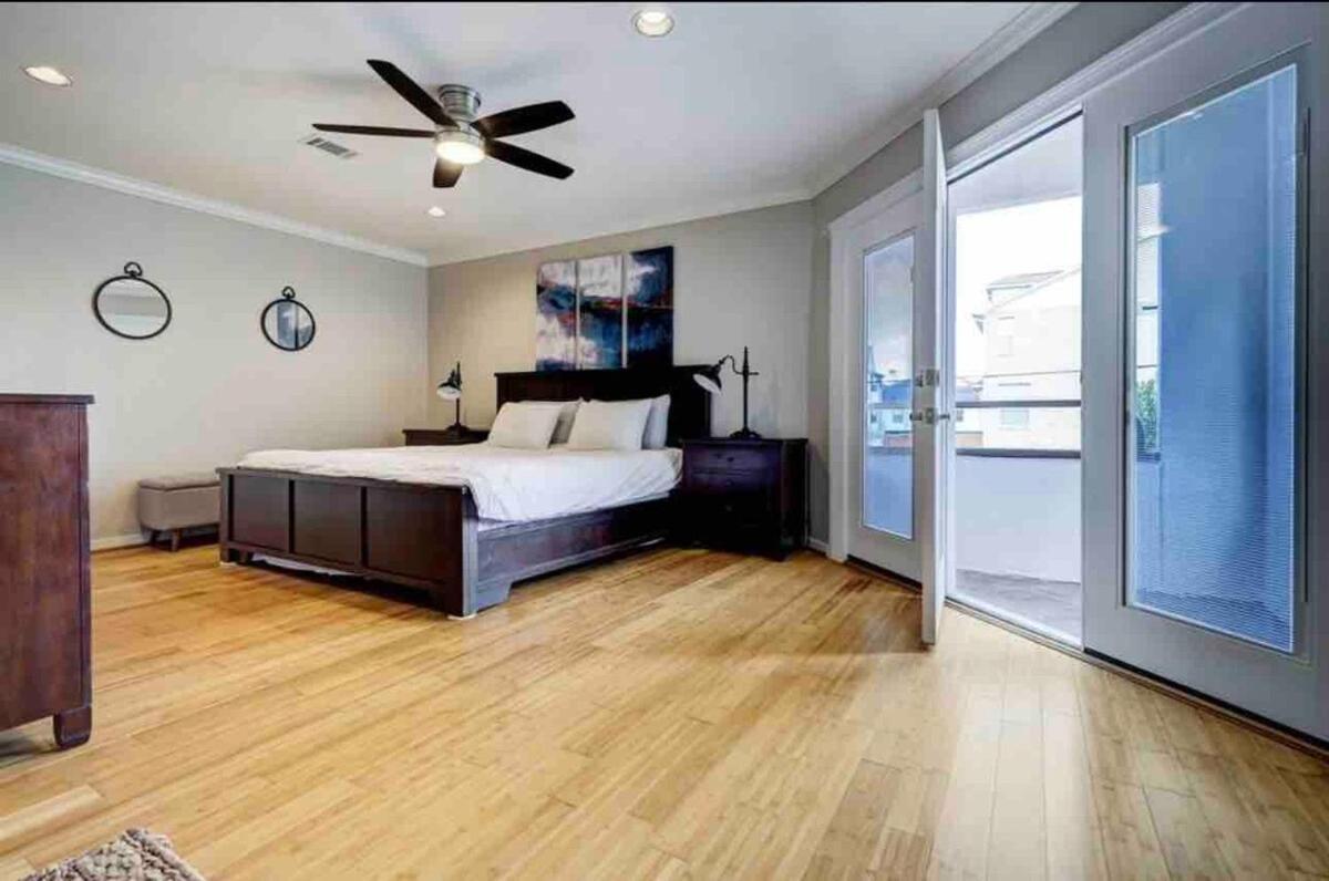 Spacious And Stylish In The Heart Of Holiday home Houston