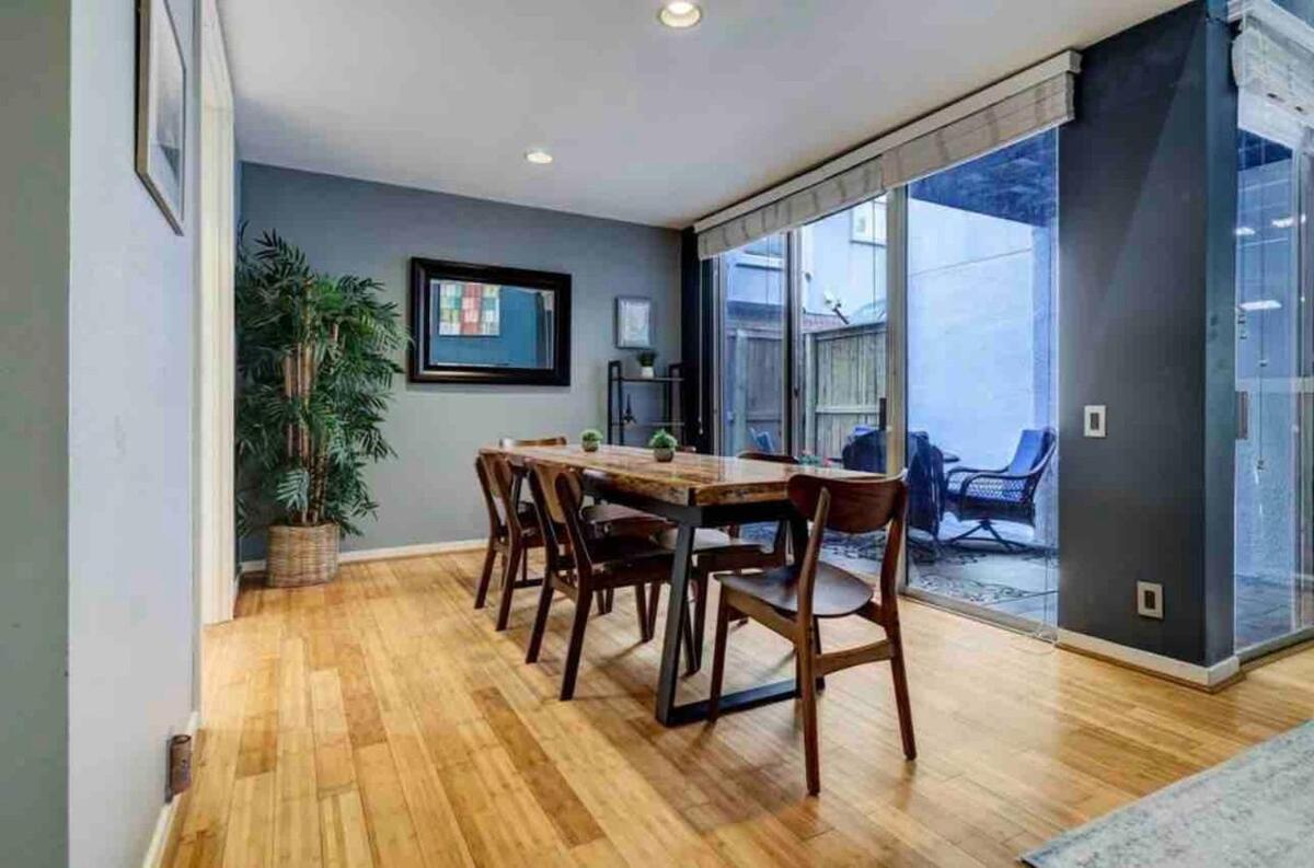 Spacious And Stylish In The Heart Of Holiday home Houston